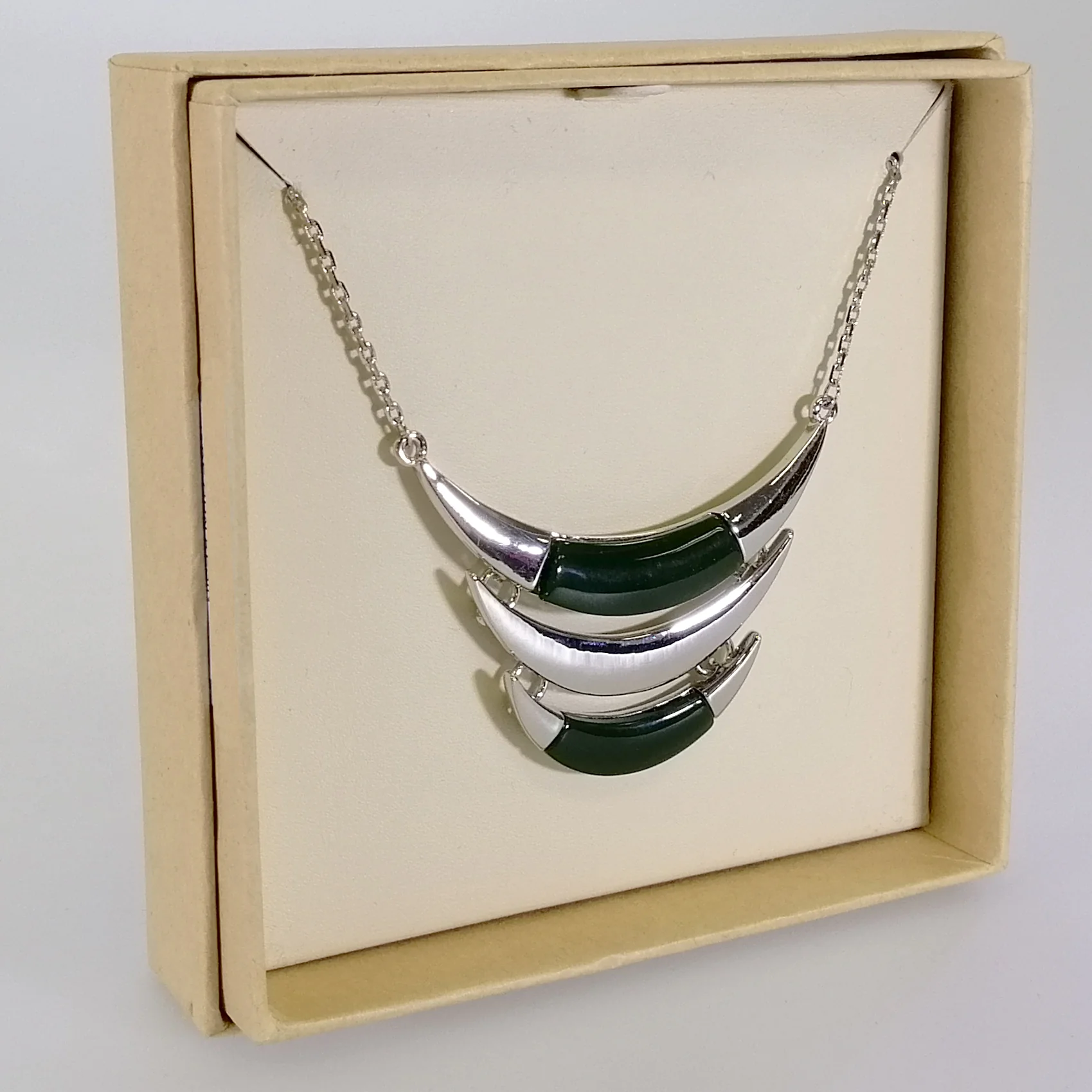 Kiwicraft - Jade Green & Rhodium Necklace - Image 2