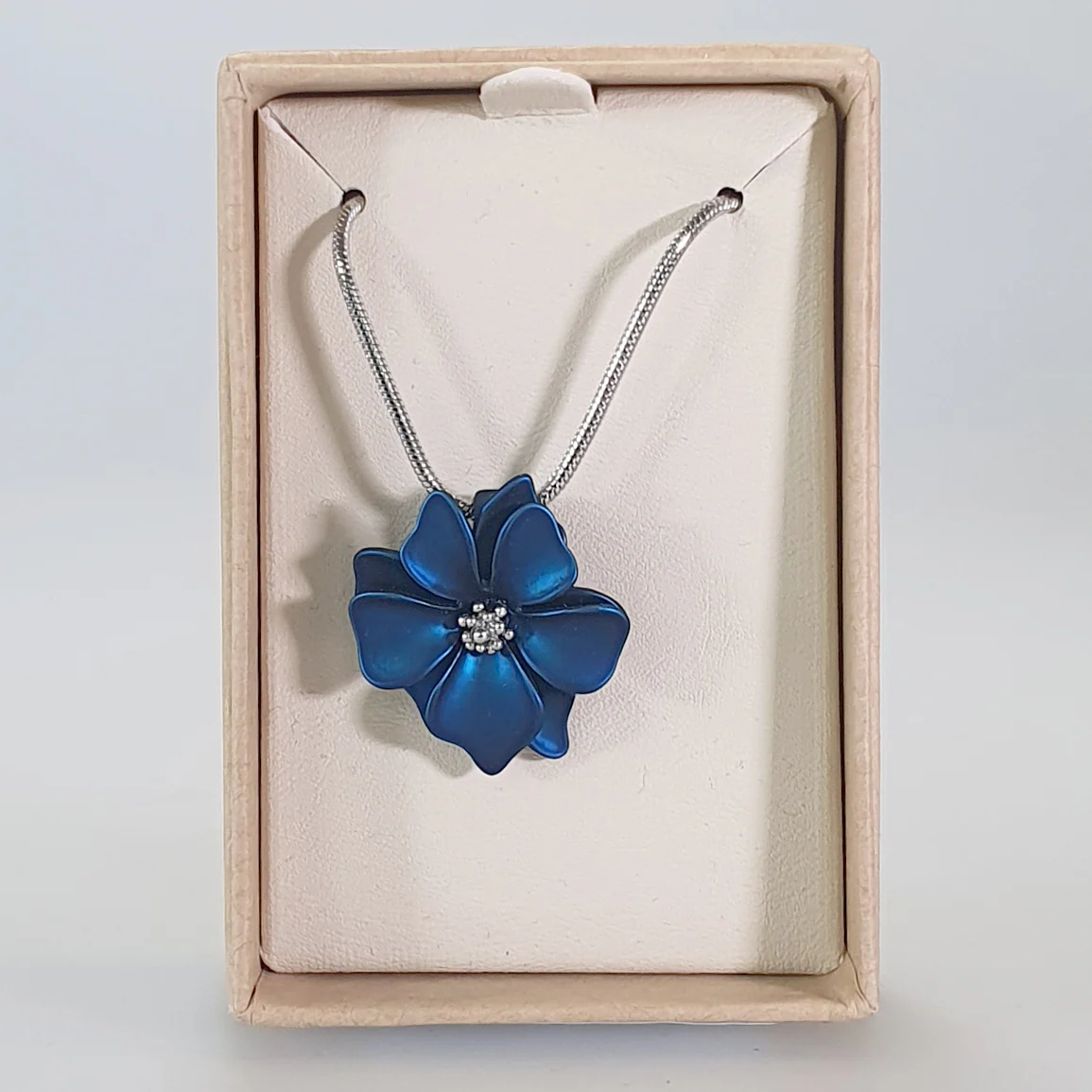 Kiwicraft - Navy Flower Rhodium Necklace