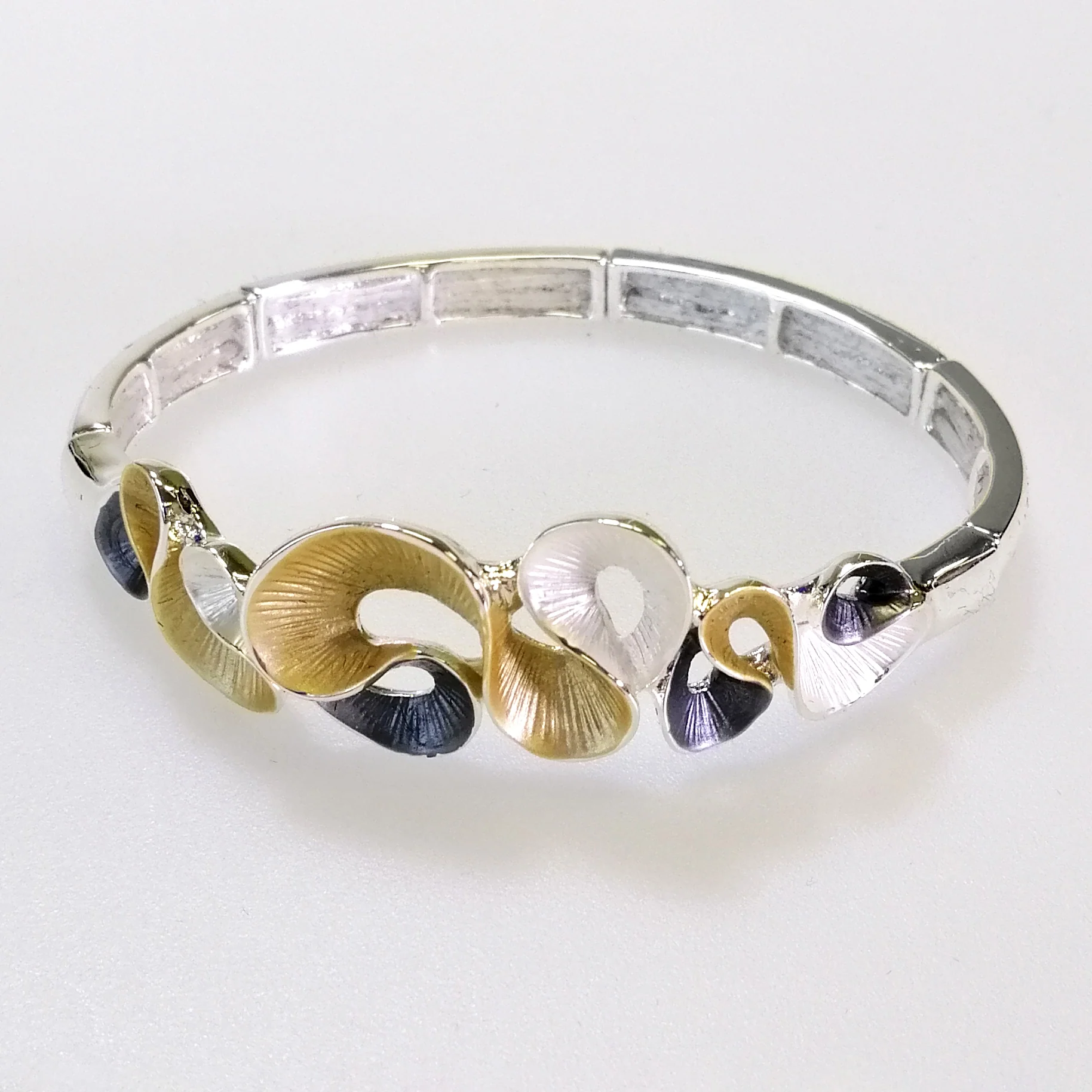 Kiwicraft - Ribbon Twist Bracelet - Grey, Gold & White - Image 2
