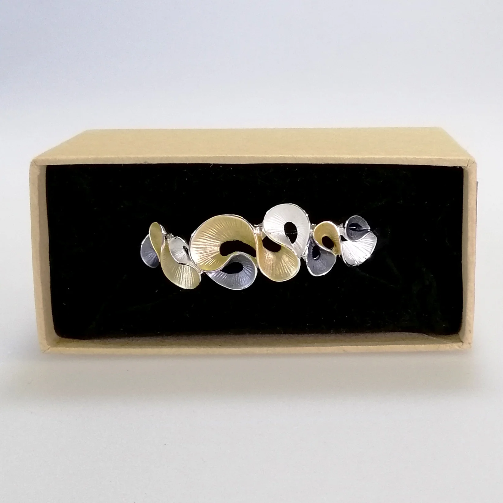 Kiwicraft - Ribbon Twist Bracelet - Grey, Gold & White - Image 3