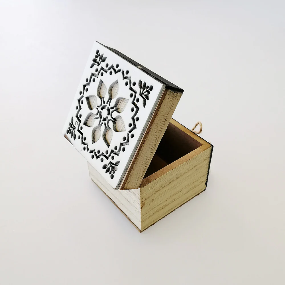 Box With White Floral Lid & Heart - Small - Image 2