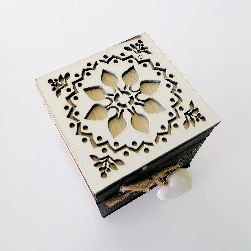 Box With White Floral Lid & Heart - Small - Image 3