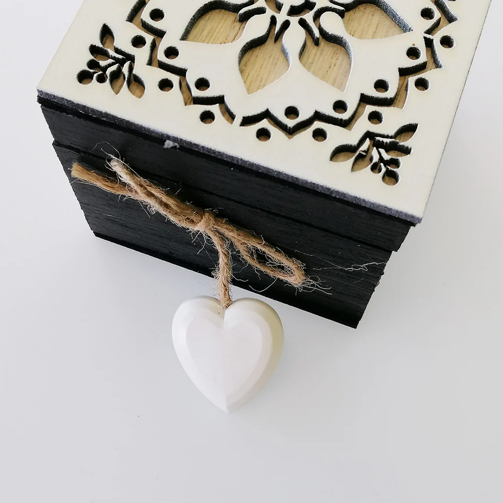 Box With White Floral Lid & Heart - Small - Image 4
